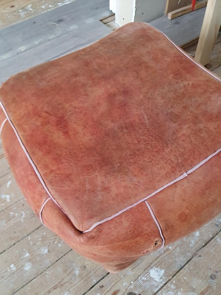 Oude lederen poef, voetenbank, zware kwaliteit., Huis en Inrichting, Banken | Voetenbanken en Poefen, Ophalen, Gebruikt, Leer