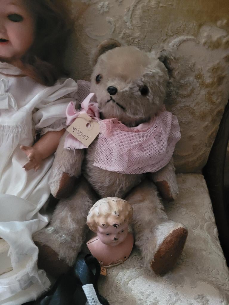 Antieke stro gevulde beer met schijven en glazen ogen