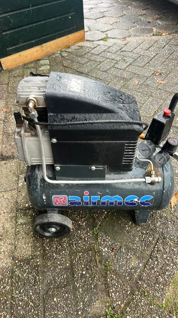 Kleine compressor Airmec, Doe-het-zelf en Verbouw, Compressors, Minder dan 25 liter, Ophalen of Verzenden, Zo goed als nieuw, Minder dan 200 liter/min