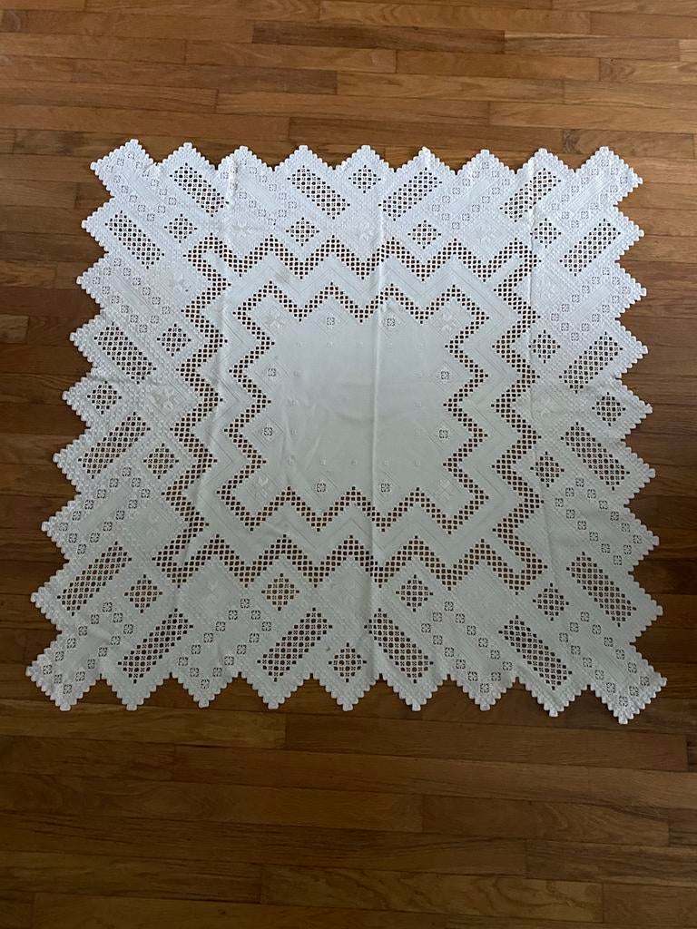 Hardanger Tafelkleed 110x110 Handwerk Borduren, Ophalen of Verzenden, Zo goed als nieuw, Vierkant, Binnen