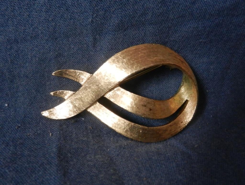 Verguld metalen strikbroche gematteerd oppervlak door Monet, Sieraden, Tassen en Uiterlijk, Broches, Overige materialen, 4 tot 7 cm