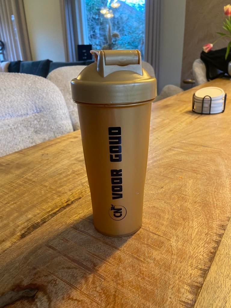 “Voor goud” shakebeker 700ml goud(joel beukers), Ophalen of Verzenden, Zo goed als nieuw