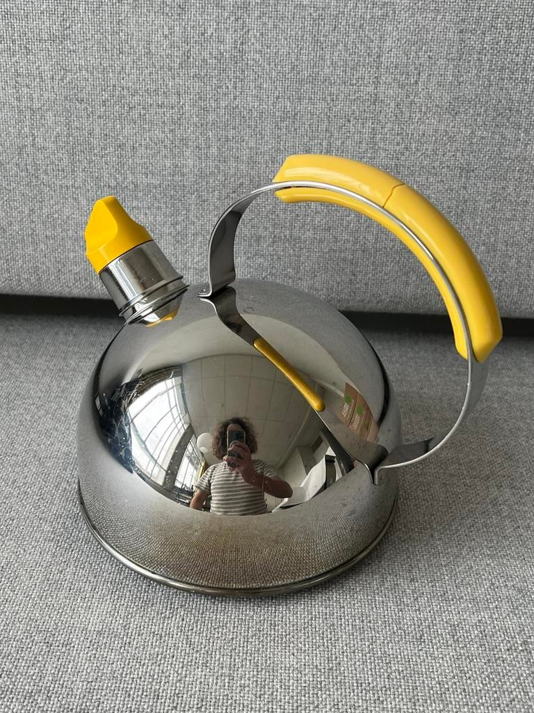 Vrolijke retro gele fluitketel, Witgoed en Apparatuur, Waterkokers, Zo goed als nieuw, 1 tot 2 liter, Rvs, Ophalen of Verzenden