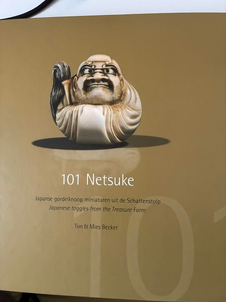 101 Netsuke - Japanse gordelknoop miniaturen - Luxe editie, Ophalen of Verzenden, Zo goed als nieuw, Overige onderwerpen