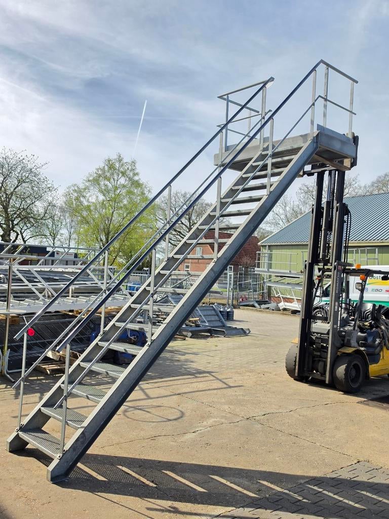 Stalen trap met bordes gegalv hoog 4.0mtr nor040, Doe-het-zelf en Verbouw, Ladders en Trappen, Ophalen, Zo goed als nieuw, 2 tot 4 meter