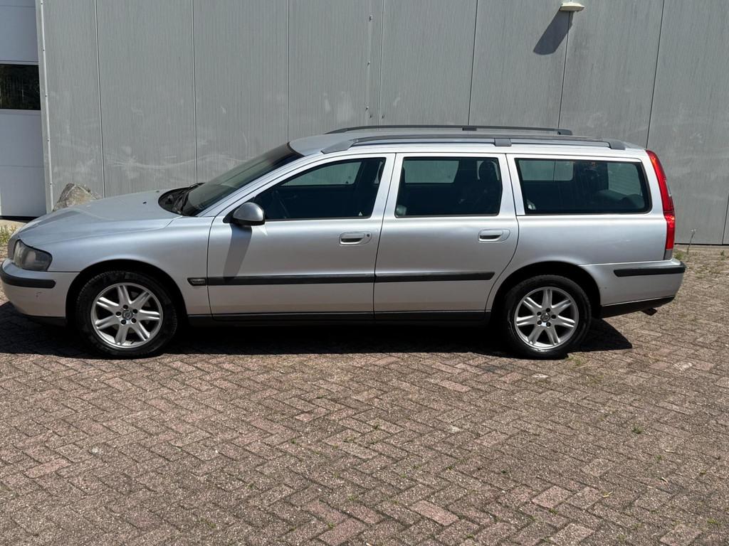 Volvo V70 2.4 Comfort Line, Voorwielaandrijving, 1505 kg, Zilver of Grijs, Electronic Stability Program (ESP)