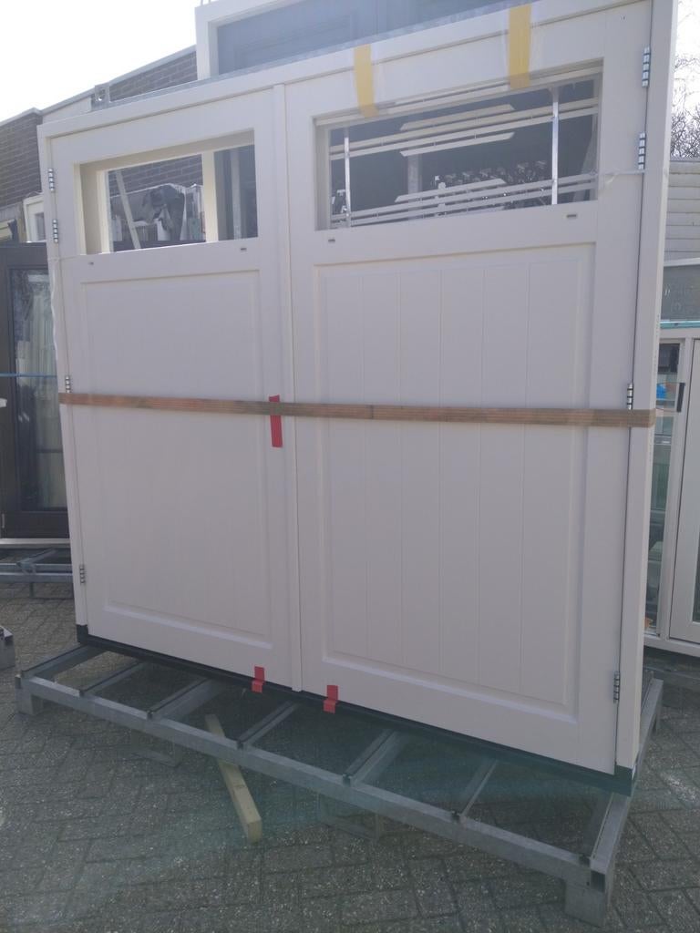 Hardhout kozijn met dubbele garage deuren, Ophalen of Verzenden, Hout, 120 cm of meer, 215 cm of meer