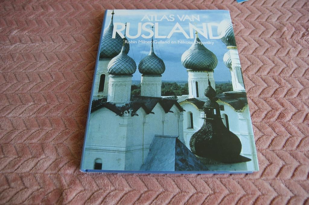Atlas van Rusland  veel foto's, Ophalen of Verzenden, Gelezen