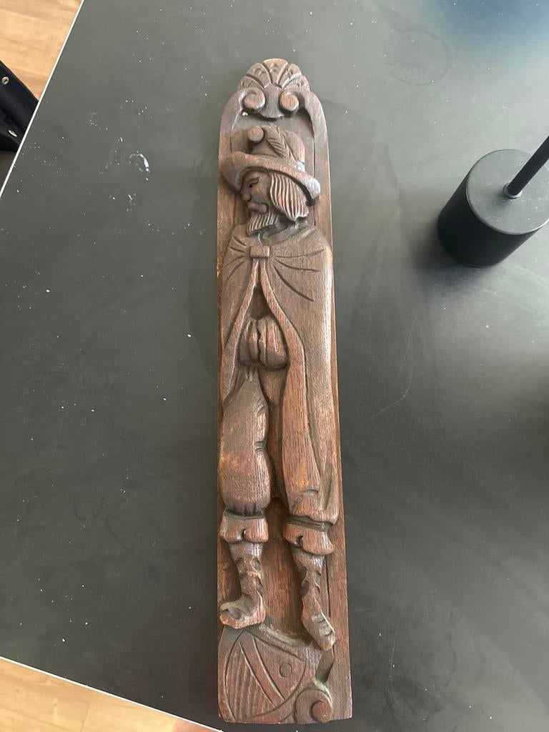 Houten bord met houtsnijwerk van man in traditionele kleding, Ophalen, Houtsnijwerk, 50 - 100 cm, Handgemaakt