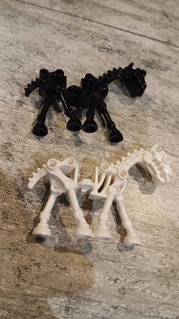 2 Lego Castle Skelet Paarden, zwart en wit, Ophalen of Verzenden, Zo goed als nieuw, Lego