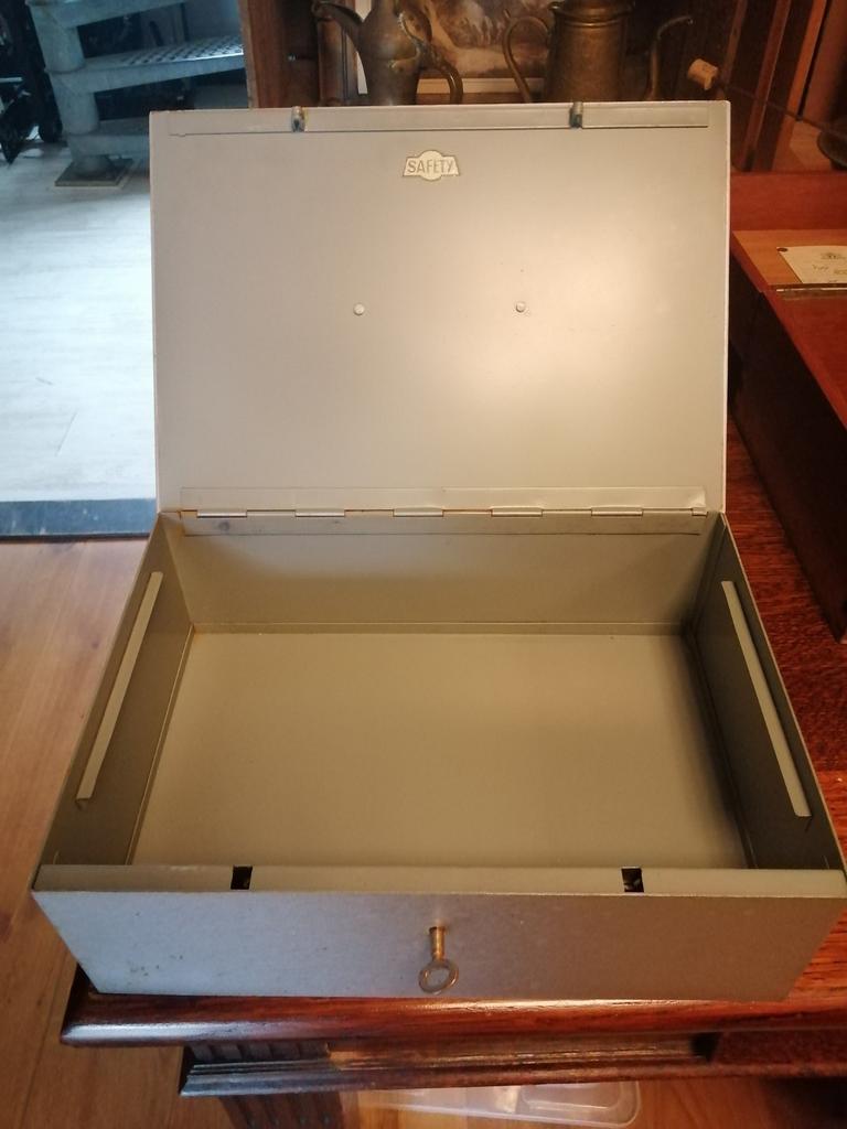 Grote stalen geldkist / documenten kist 35x25x11 cm compleet, Ophalen of Verzenden