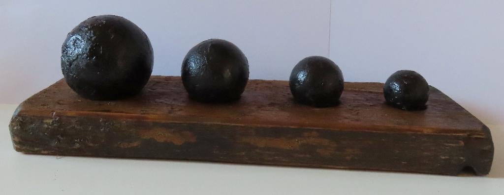 Uit inboedel;  4 Antieke kanonskogels, 4 maten/ incl verzend, Verzenden