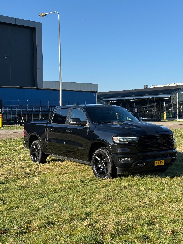 RAM 1500 5.7 V8 Crew Cab Limited, Auto's, Bestelauto's, 5654 cc, Zwart, Particulier, Dealer onderhouden