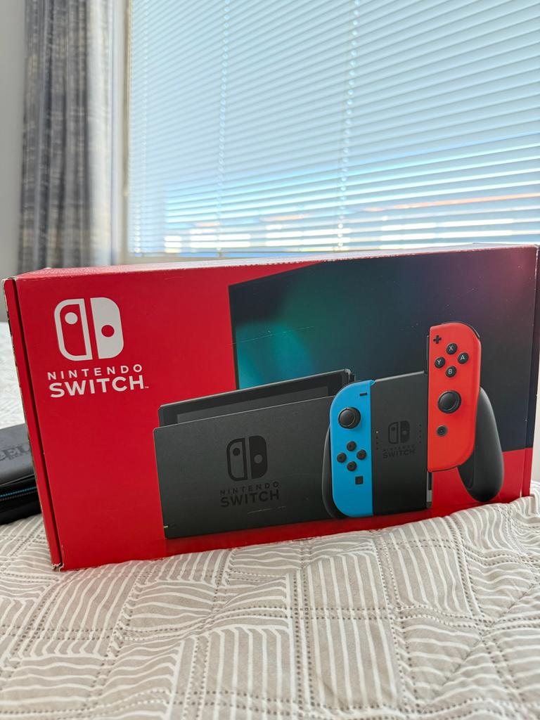 Nintendo switch met Pokemon lets go Pikachu en Minecraft, Spelcomputers en Games, Spelcomputers | Nintendo Switch, Ophalen, Met games
