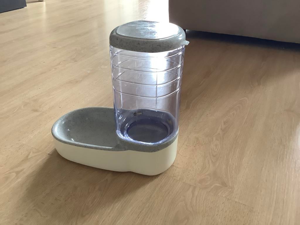 Voercontainer., Ophalen, Automatisch, Zo goed als nieuw