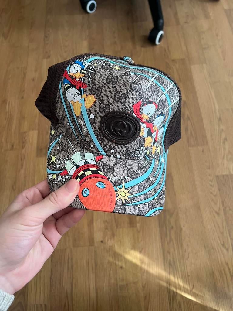 Gucci donald duck hat, Ophalen of Verzenden, Zo goed als nieuw