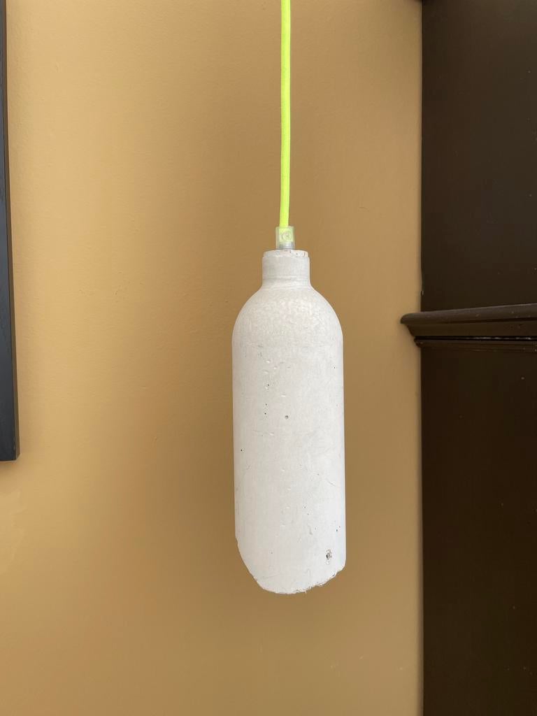 Hanglamp van beton met fluor geel strijkijzerdraad, Huis en Inrichting, Lampen | Hanglampen, Ophalen, Gebruikt, Overige materialen