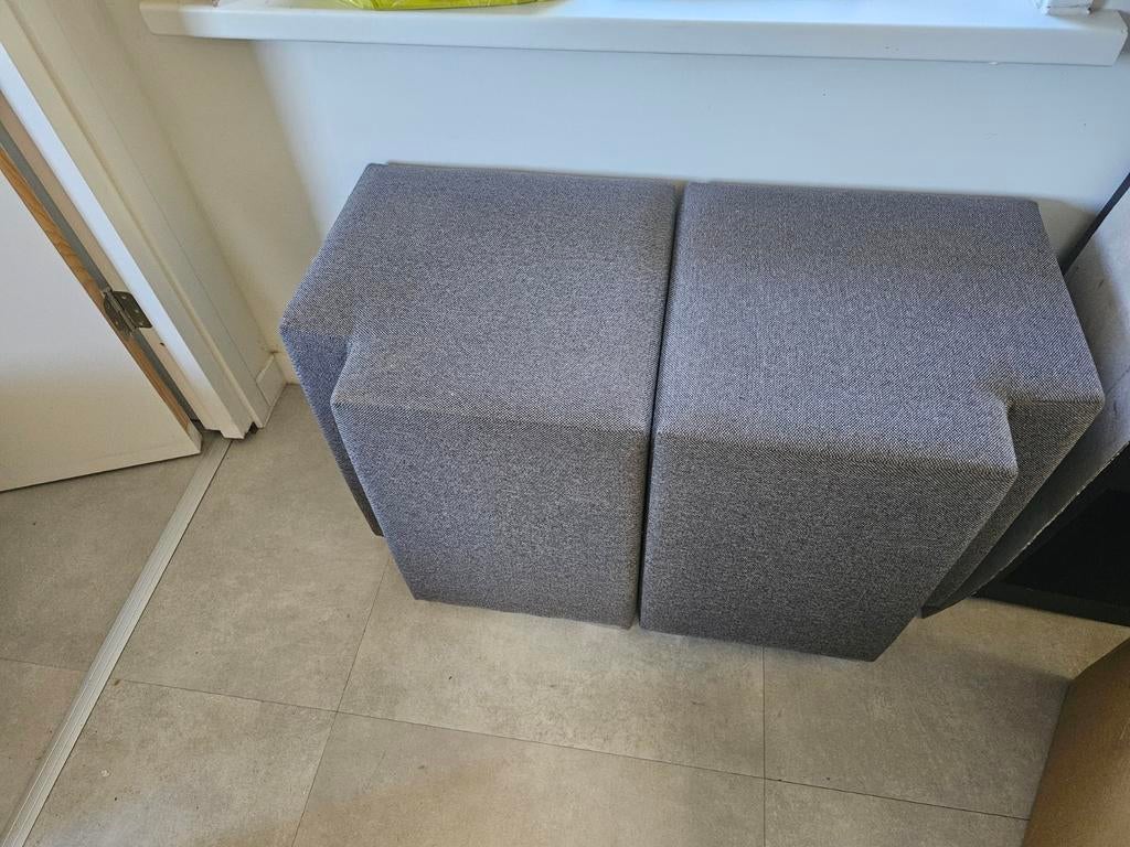 Twee grijze poefjes / krukjes, Ophalen, Overige vormen