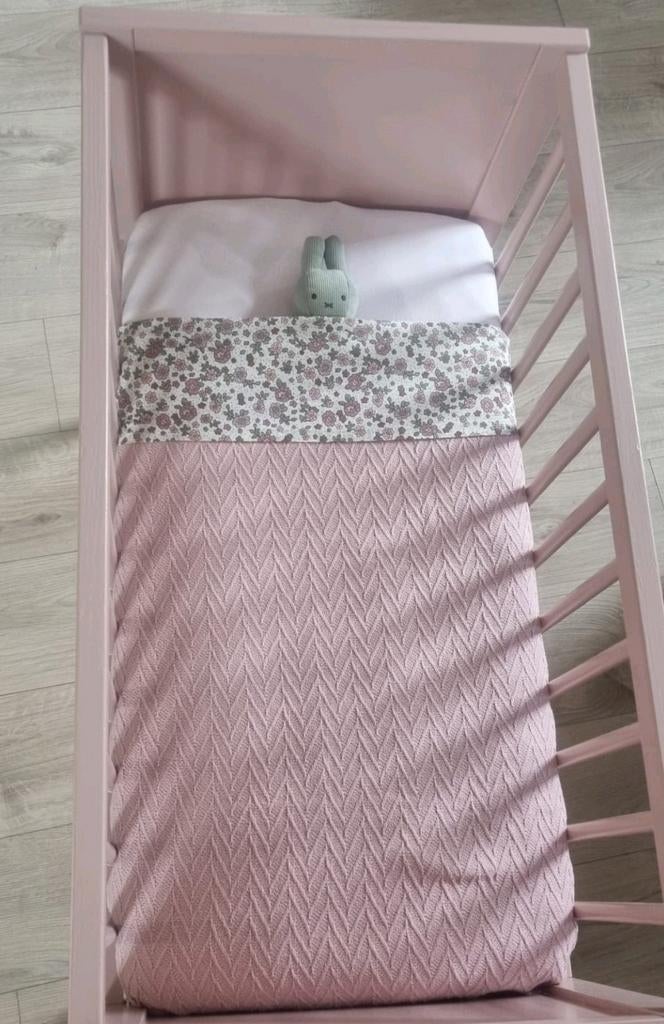 Babywieg/co-sleeper. Oud roze., Kinderen en Baby's, Kinderkamer | Complete kinderkamers, Ophalen, Zo goed als nieuw, Meisje
