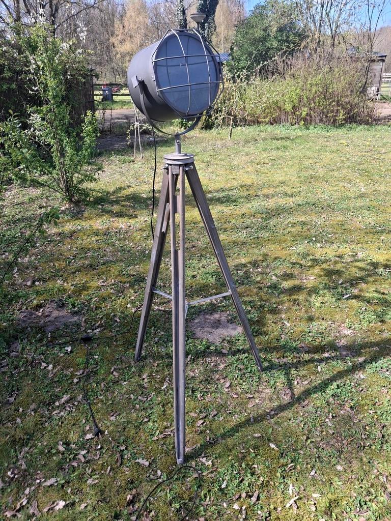 Staande lamp metale lamp op driepoot, Ophalen