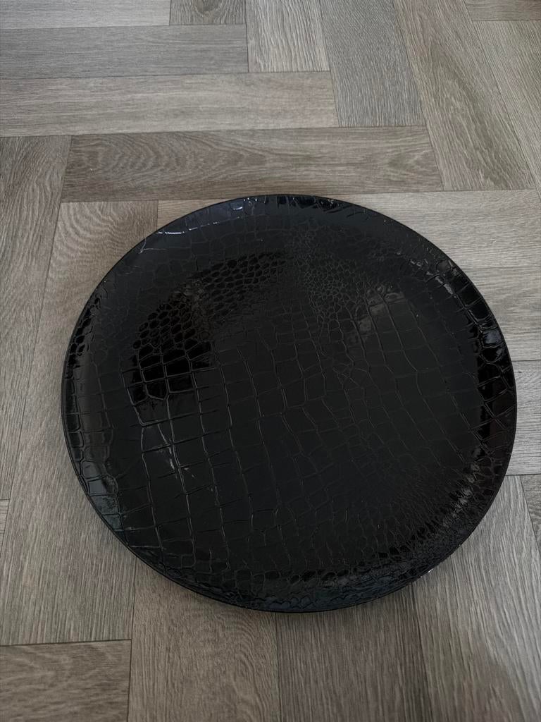 Zwart plastic onderbord met krokodillenprint, Kunststof, Gebruikt, Schaal, Rond