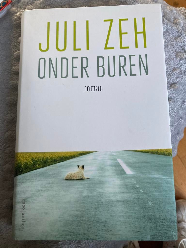 Juli Zeh -Onder Buren -  Zeh - Roman over plattelandsleven, Boeken, Ophalen of Verzenden, Zo goed als nieuw, Nederland