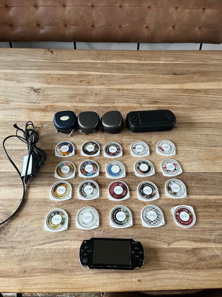 PSP 1004 onbeschadigd en veel spelletjes, Spelcomputers en Games, Spelcomputers | Sony PSP, Ophalen of Verzenden, Zo goed als nieuw