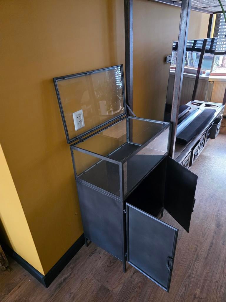 Stalen kastje met glazen bovenkant, Ophalen of Verzenden