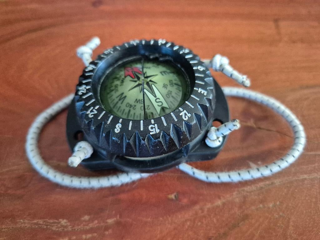 Kompas met bungee pols houder, Watersport en Boten, Duiken, Ophalen of Verzenden, Gebruikt, Overige typen