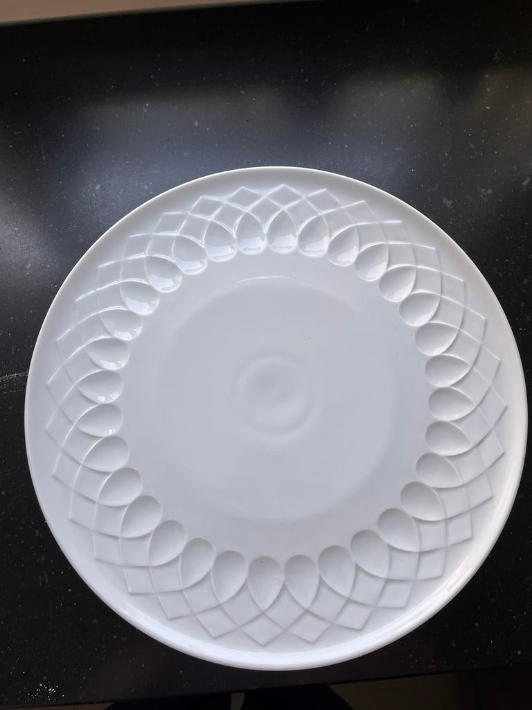 Witte taartschaal met elegant patroon, Ophalen, Keramiek, Overige stijlen, Schaal of Schalen