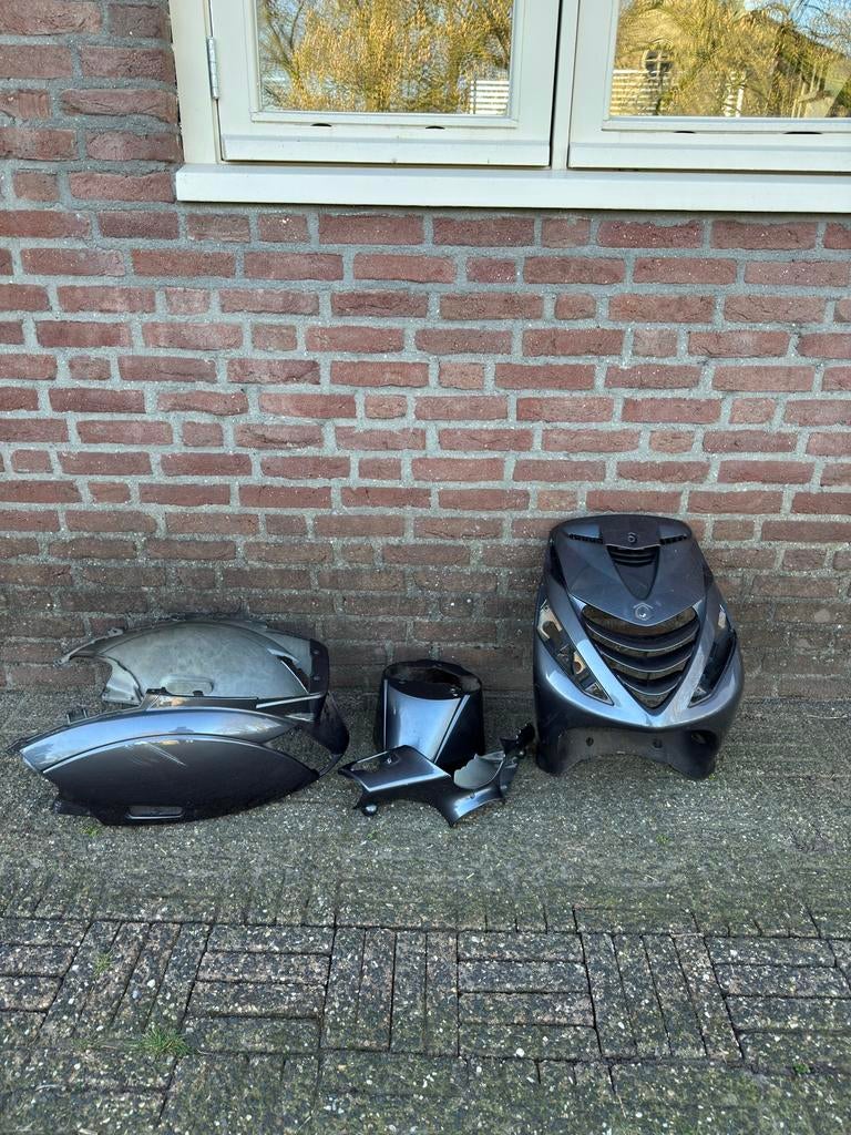 Piaggio Zip E5 2024 kappen (Lamborghini Grigio), Fietsen en Brommers, Ophalen of Verzenden, Gebruikt, Kap, Piaggio