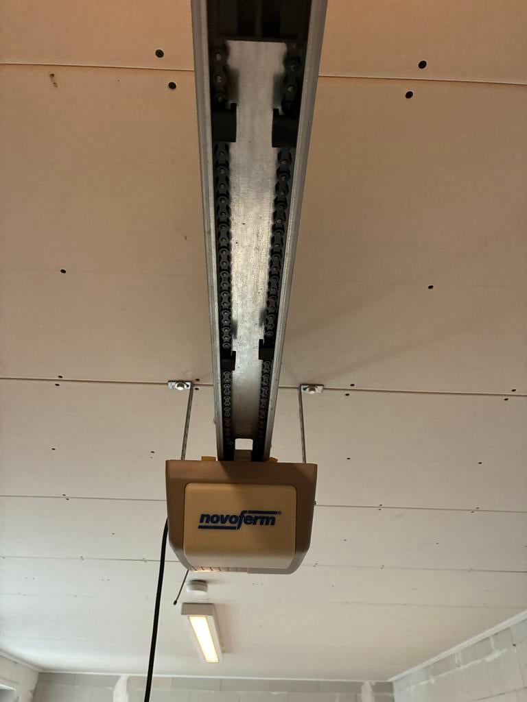 Novoferm Novomatic 440 garagedeuropener met 2 afstandsbed., Doe-het-zelf en Verbouw, Deuren en Horren, Ophalen, Gebruikt, Garagedeur