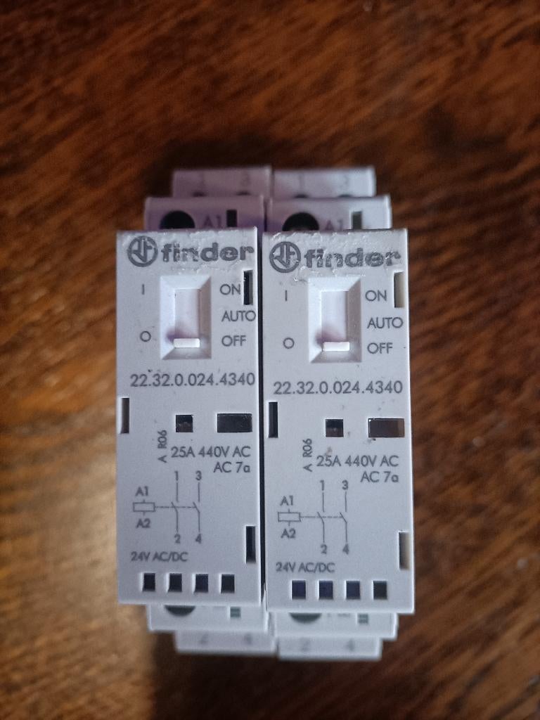 Relais. 2 stuks, Ophalen of Verzenden, Nieuw