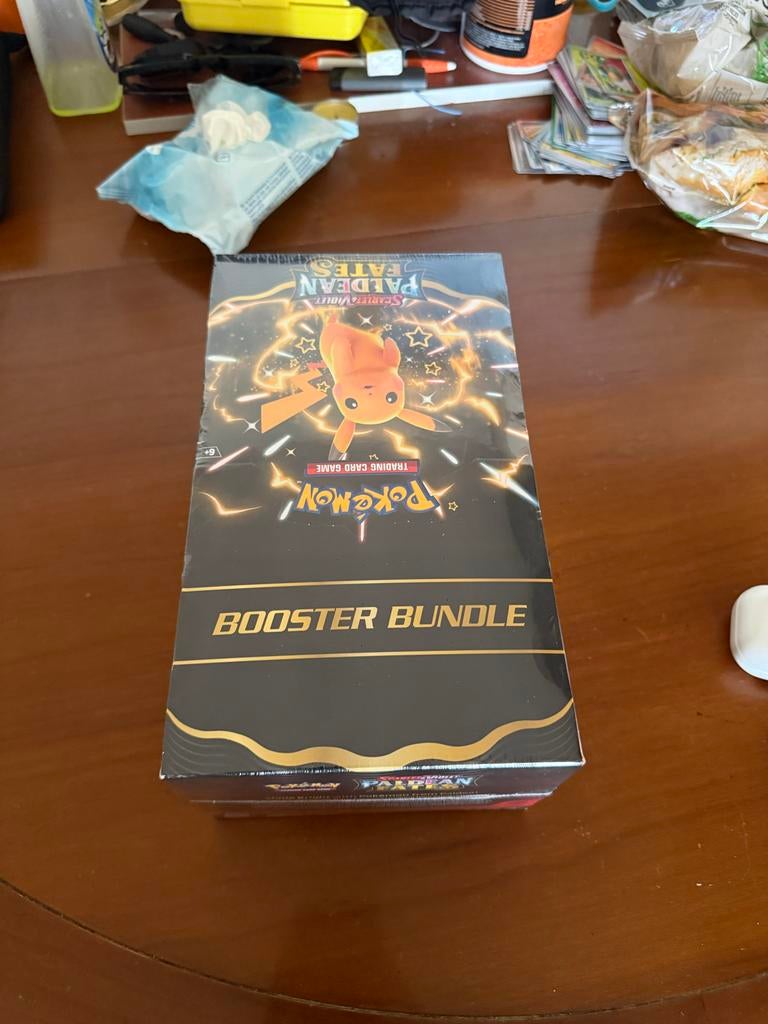 Paldean Fates Booster Bundle Display sealed, Hobby en Vrije tijd, Verzamelkaartspellen | Pokémon, Ophalen of Verzenden, Nieuw