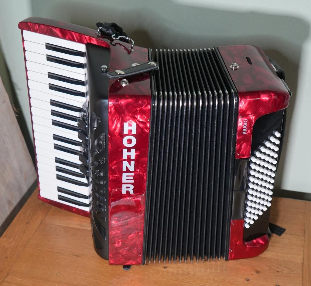 Nieuwe Accordeon, Hohner Bravo III 72 Bas  Rood  Luxe Gigbag, Ophalen, 72-bas, Toetsaccordeon, Hohner