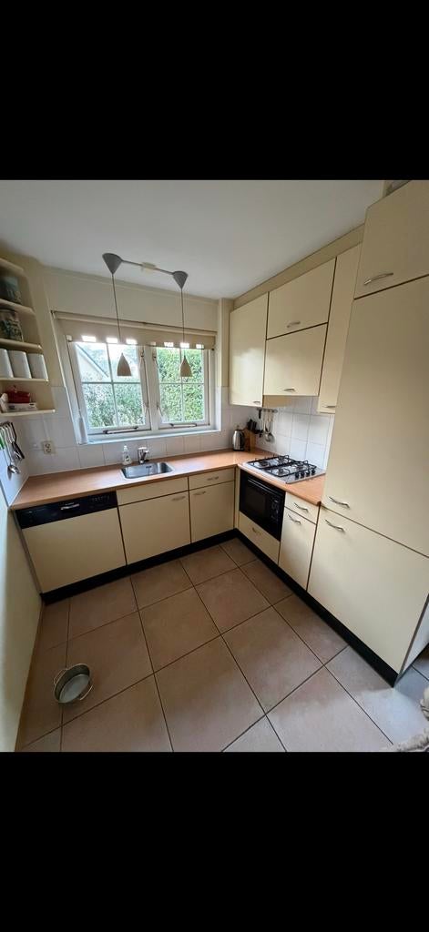 Gratis af te halen: Complete hoekkeuken, z.s.m. weg!, Huis en Inrichting, Keuken | Complete keukens, Gebruikt, Hoekkeuken, Ophalen of Verzenden