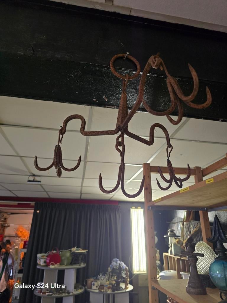 Vleesrek antieke ijzeren, Ophalen