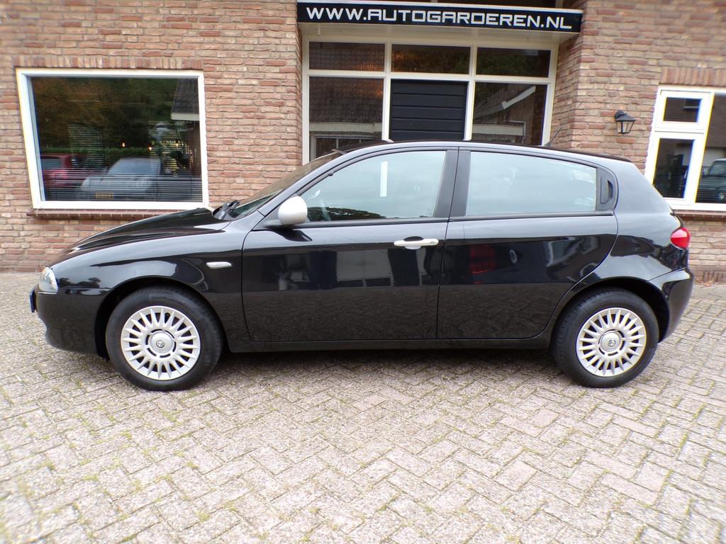 Alfa Romeo 147 1.6 T.Spark Distinctive, Voorwielaandrijving, Stof, Gebruikt, Zwart
