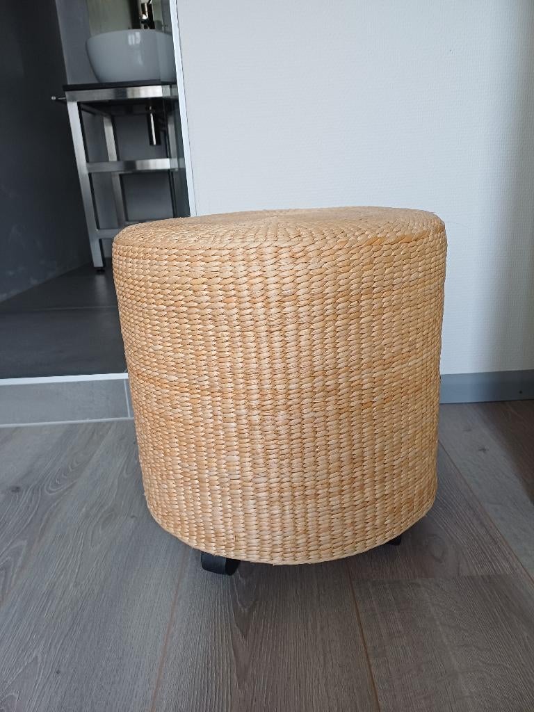 Rieten poef op wielen, Huis en Inrichting, Banken | Voetenbanken en Poefen, Ophalen, Minder dan 50 cm, Rond, Zo goed als nieuw