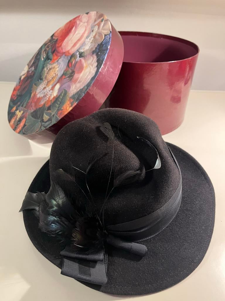 Vintage Elegante zwarte vilten hoed met veren, Ophalen of Verzenden, Zo goed als nieuw, One size fits all, Hoed
