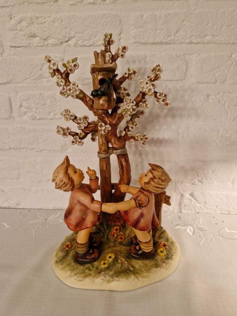 Hummel Goebel beeld 635 Welcome Spring jaarstuk met doos, Ophalen of Verzenden