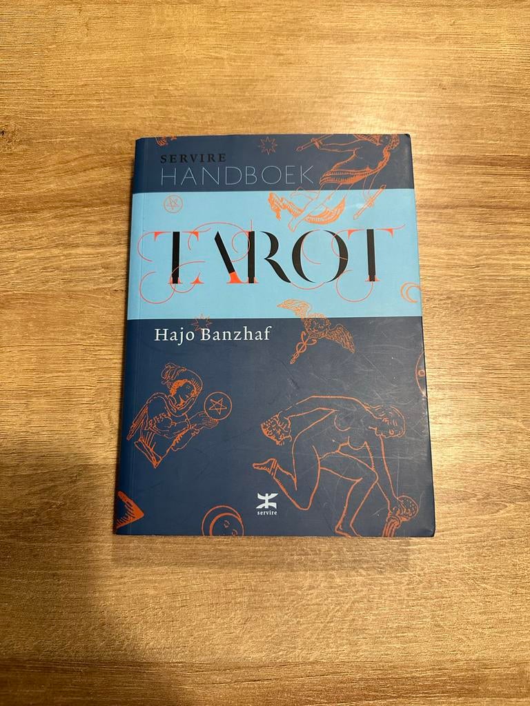 Handboek Tarot - Hajo Banzhaf (Servire), Ophalen of Verzenden, Zo goed als nieuw, Tarot of Kaarten leggen, Instructieboek