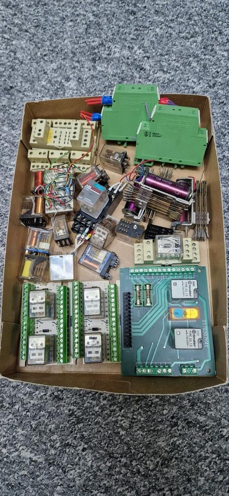 Doos met Relais 12 en 24 volt ed, Verzenden, Gebruikt