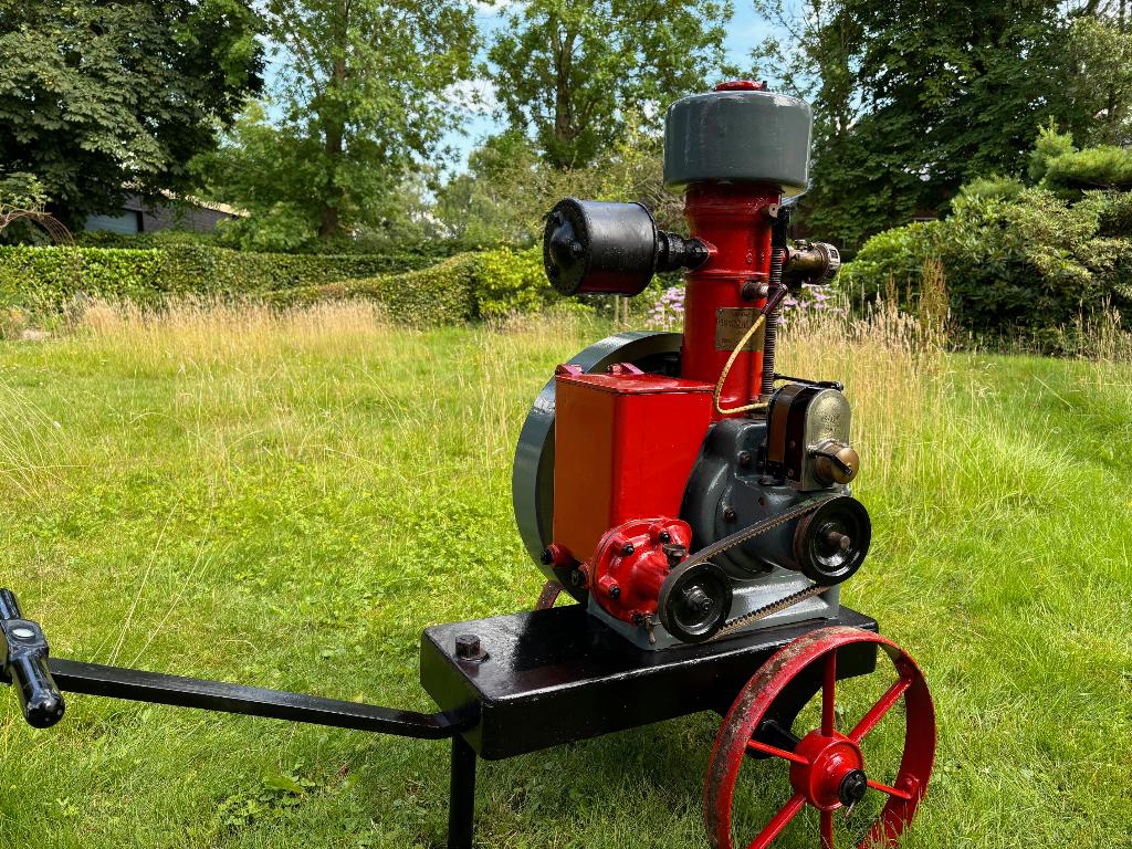 Stationaire motor Bernard type D1 op origineel onderstel, Ophalen, Gebruikt, Benzinemotor, Minder dan 1400 rpm