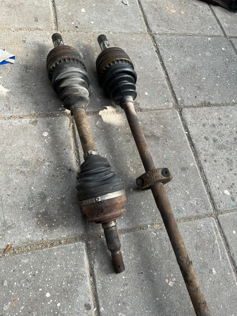 Kadett e 2.0 16v set aandrijfassen + draagarm rv, Ophalen, Opel