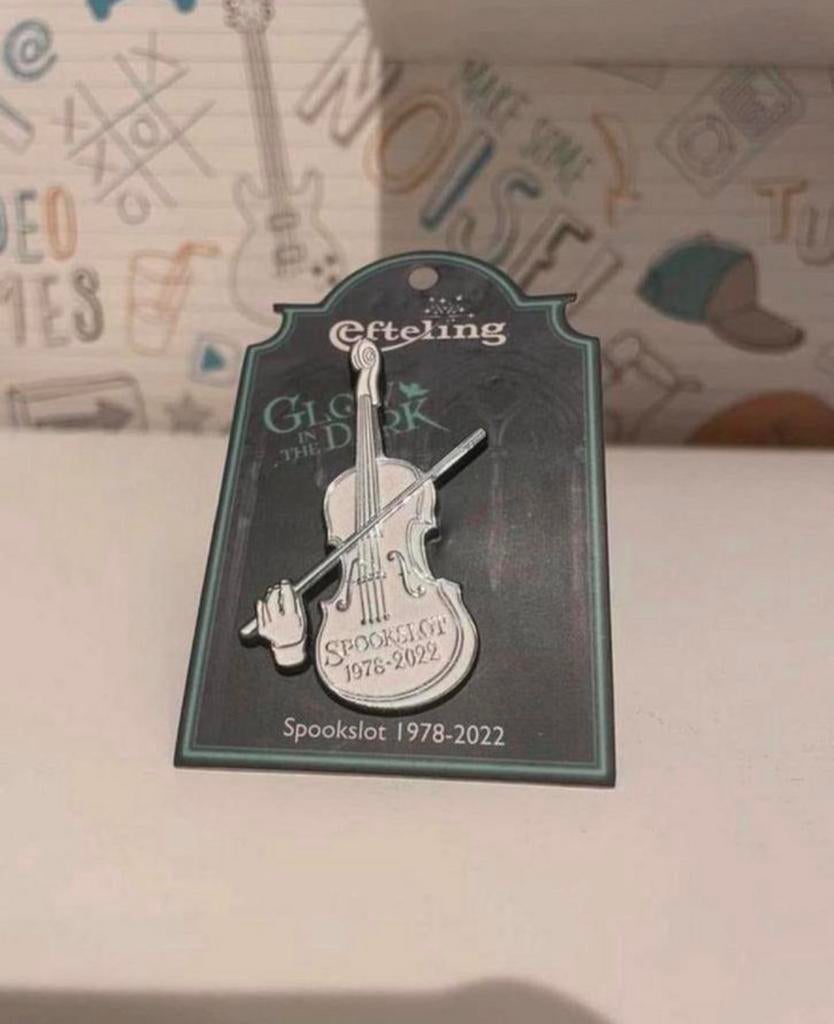 Pin Spookslot viool te koop!!, Verzamelen, Efteling, Ophalen of Verzenden, Zo goed als nieuw, Button of Speldje