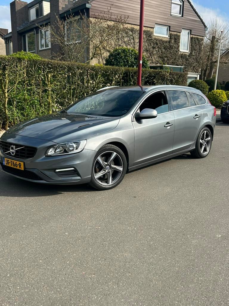 Volvo V60 D2 120pk Start/stop 2016 Grijs R-line, Auto's, Voorwielaandrijving, Euro 6, 4 cilinders, 1969 cc