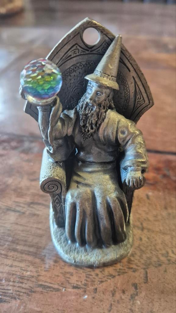 Tinnen beeldje tovenaar met kristallen bol, Ophalen of Verzenden