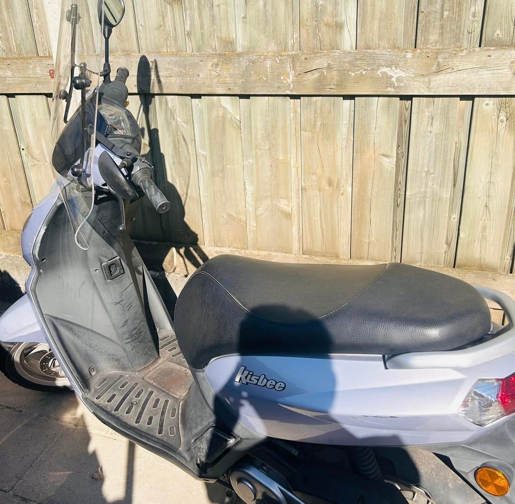 Mooie Kisbee scooter te koop., Fietsen en Brommers, Scooters | Peugeot, Ophalen, Zo goed als nieuw