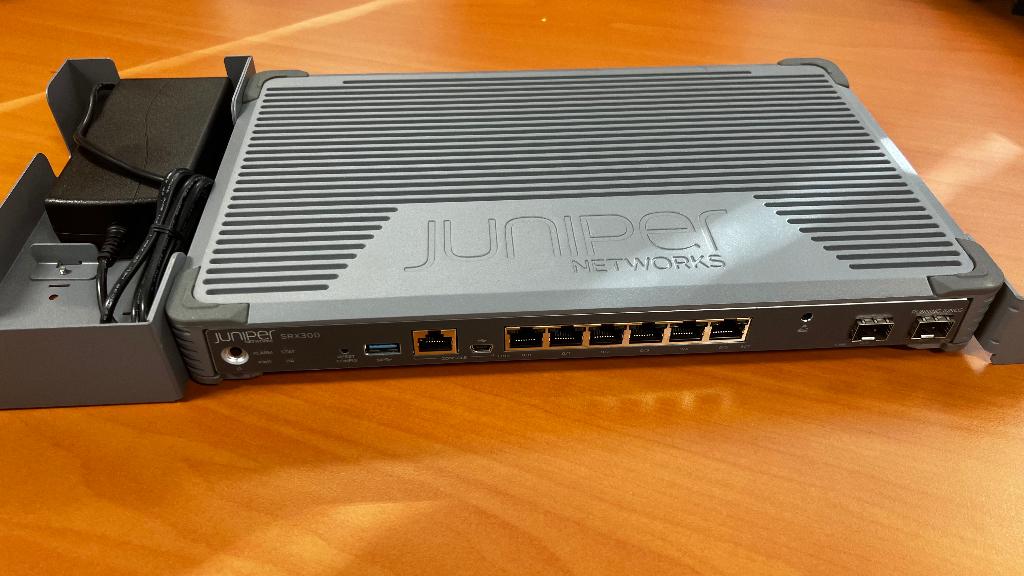 Juniper SRX300 met rackmount, Router, JUNIPER, Ophalen of Verzenden, Zo goed als nieuw